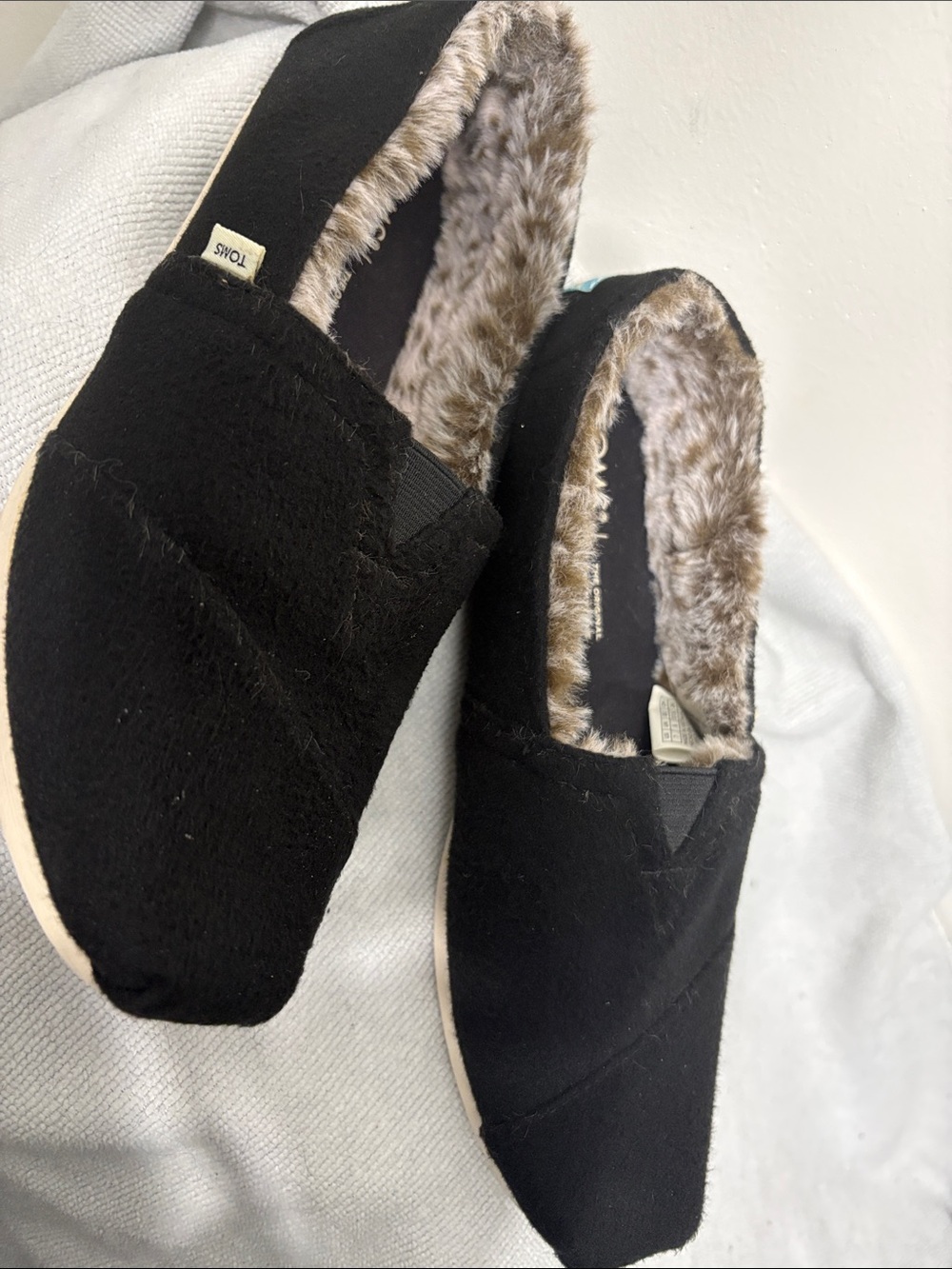 Size W7 Toms Black Slip-On Shoes with Faux Fur Lining